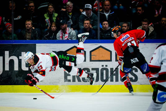 Örebros Joel Mustonen och Malmö Redhawks Christoffer