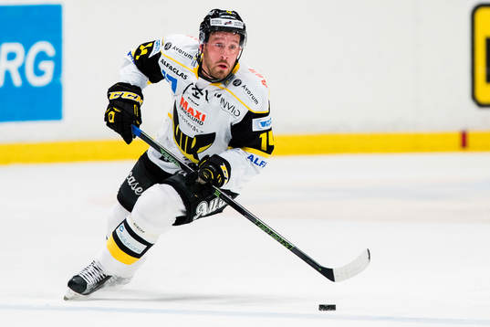 Västerås Stefan Gråhns med pucken