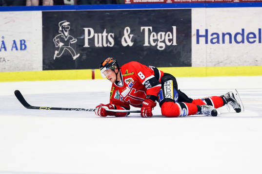 Örebros Mikko Lehtonen på knä