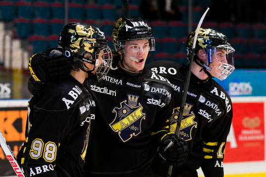 s Jesper Bratt, Malte Strömwall och Elias Edström jublar