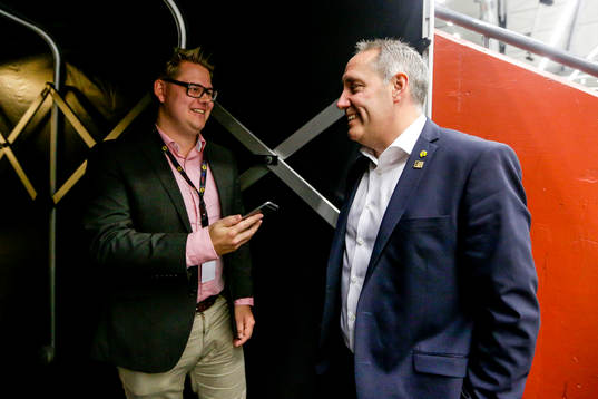 Expressens reporter Emanuel Otterhall pratar med