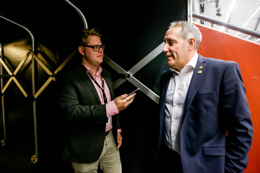 Expressens reporter Emanuel Otterhall pratar med