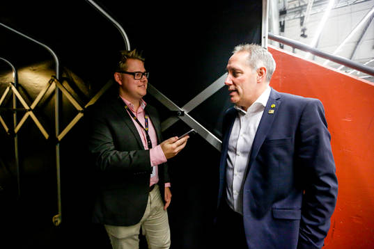 Expressens reporter Emanuel Otterhall pratar med
