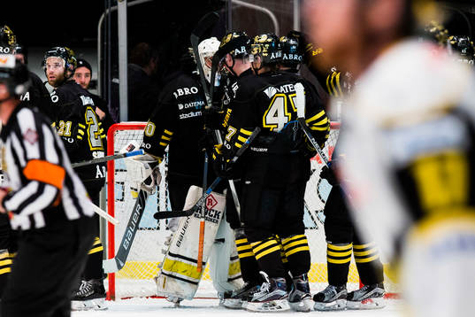 s målvakt Gustaf Lindvall gratuleras till vinsten