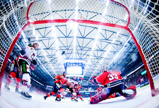Malmö Redhawks Derek Meech gör 0-1 på Örebros målvakt