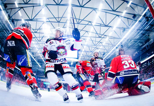 Malmö Redhawks Derek Meech gör 0-1 på Örebros målvakt