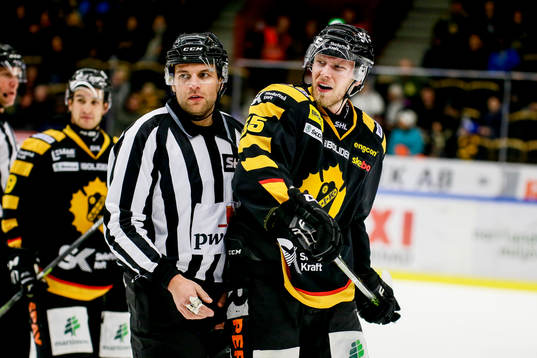 Skellefteås Alexander Urbom med domaren Emil Yletyinen
