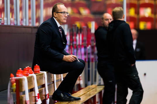 Modos tränare Larry Huras innan ishockeymatchen i SHL