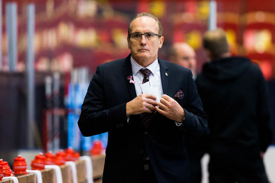 Modos tränare Larry Huras innan ishockeymatchen i SHL