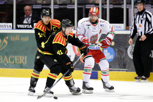 Brynäs Anton Rödin och Greg Scott och Modos Bill Thomas