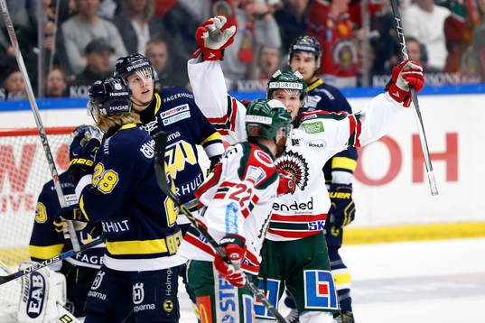 Frölundas Robin Figren (vänd från kameran) jublar