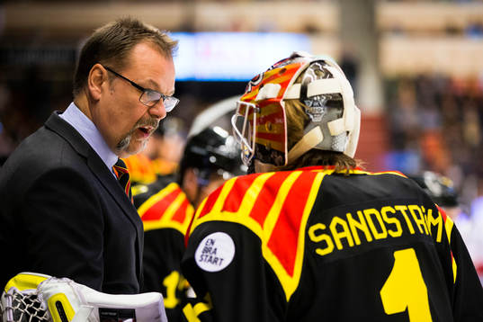 Brynäs målvaktstränare Per-Erik Alcén pratar med