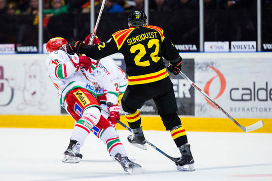 Modos Per-Åge Skröder och Brynäs Jörgen Sundqvist i en