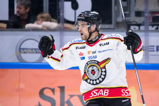 Luleås Craig Schira har gjort 1-0 till Luleå och jublar