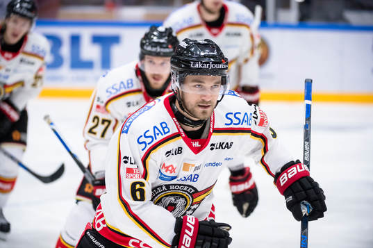Luleås Craig Schira har gjort 1-0 till Luleå och jublar