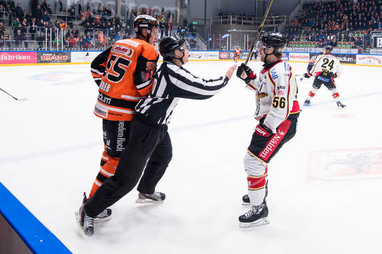 Karlskronas Tom Linder och Luleås Jonathan Sigalet i ett