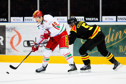 Modos Maxim Lapierre i kamp om pucken med Brynäs Lukas