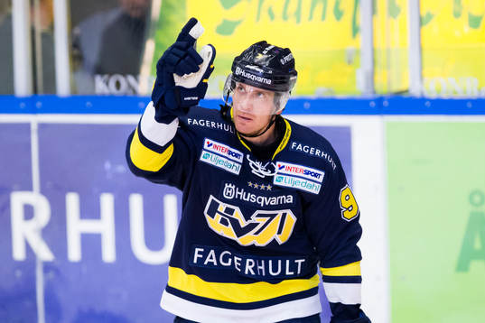 s Teemu Laine jublar