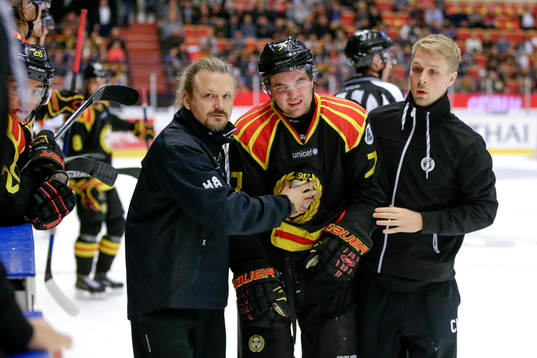 Brynäs Ponthus Westerholm får hjälp att ta sig av isen