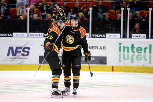 Brynäs Anssi Salmela jublar med Nick Johnson