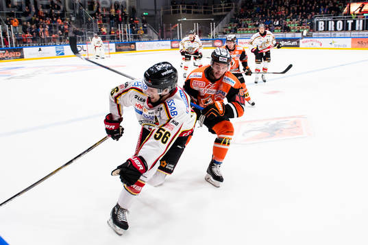 Luleås Jonathan Sigalet och Karlskronas John Henrion i