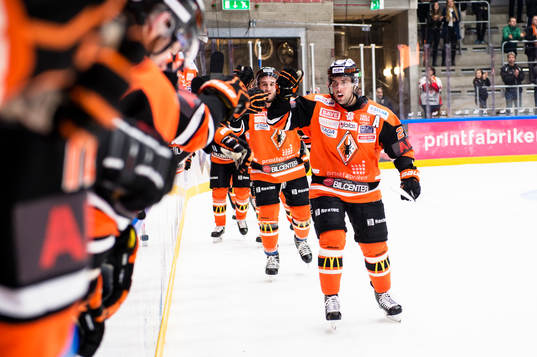Karlskronas Riley Holzapfel har gjort 2-2 och jublar