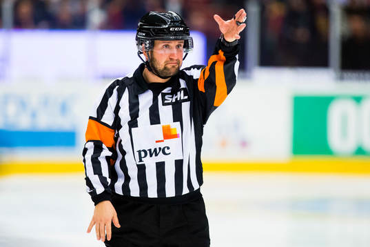 Domare Christoffer Karlssonunder ishockeymatchen i SHL