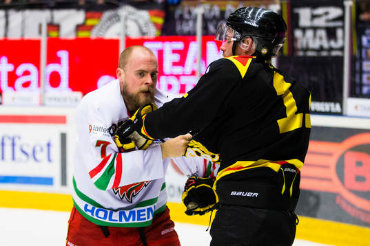 Modos Niklas Torp i slagsmål med Brynäs Jesper Ollas