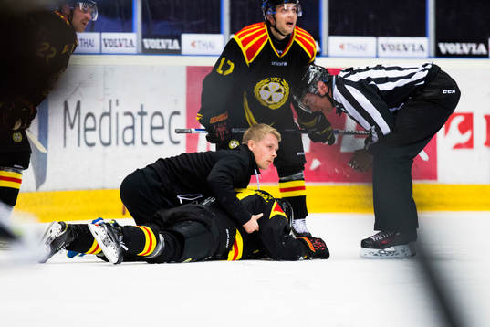 Brynäs Ponthus Westerholm ligger på isen