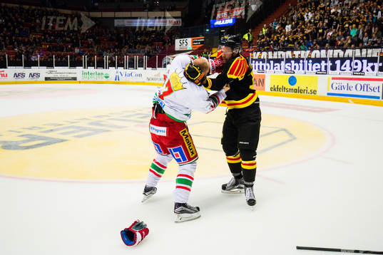 Modos Niklas Torp i slagsmål med Brynäs Jesper Ollas
