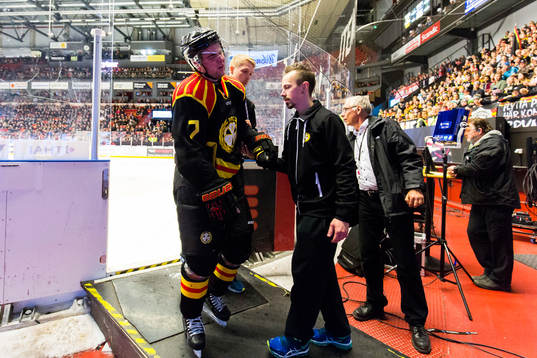 Brynäs Ponthus Westerholm lämnar isen