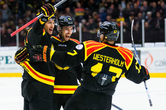 Brynäs Sondre Olden och Pathrik Westerholm gratulerar