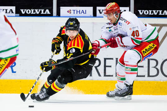 Brynäs Anton Rödin jagas av Modos Maxim Lapierre