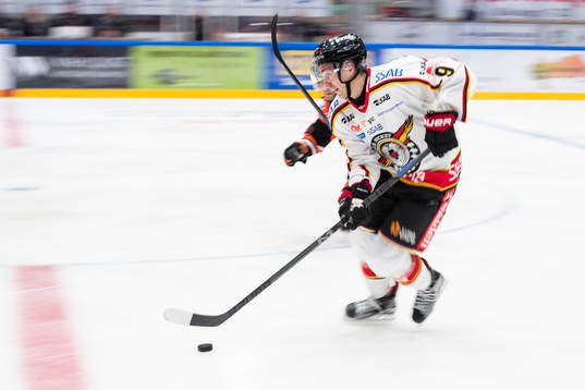 Luleås Johan Forsberg med pucken