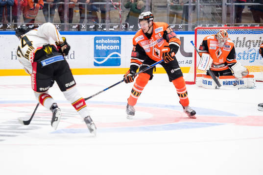 Luleås Johan Harju drar i väg ett slagskott