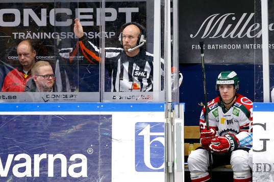 Domare Markus Linde videogranskar för att se om tiden är