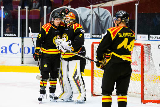 Brynäs Anssi Salmela gratulerar Brynäs målvakt Felix