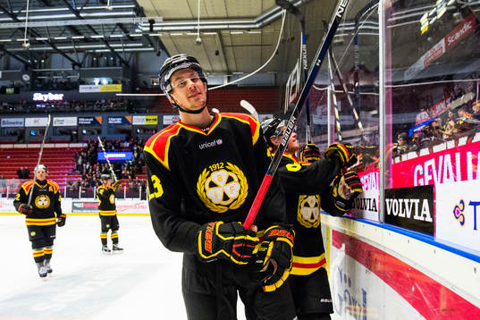 Brynäs Sondre Olden tackar publiken