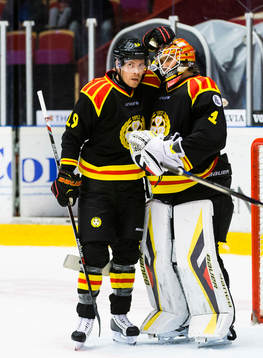 Brynäs Anssi Salmela gratulerar Brynäs målvakt Felix