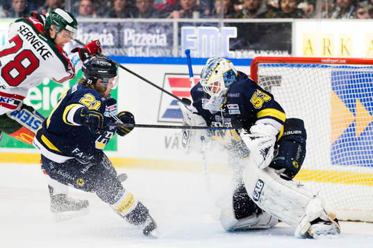 s Mattias Tedenby och målvakt Fredrik Pettersson-Wentzel