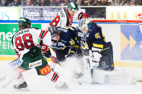 s Mattias Tedenby och målvakt Fredrik Pettersson-Wentzel