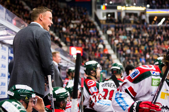 Frölundas tränare Roger Rönnberg coachar