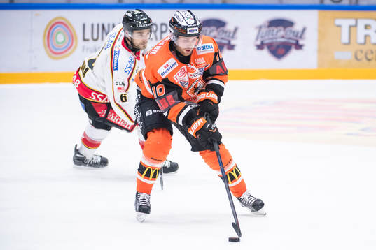 Karlskronas Mattias Guter med pucken