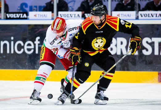 Modos Bobby Butler i kamp om pucken med Brynäs Jesper Ollas