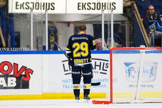 s Chris Abbott lämnar matchen