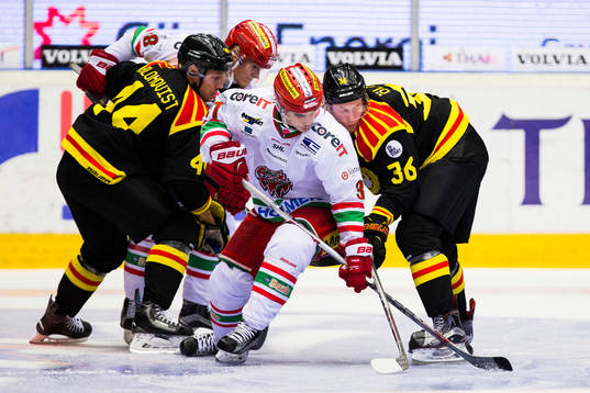 Brynäs Jacob Blomqvist och Linus Ölund <i kamp om pucken