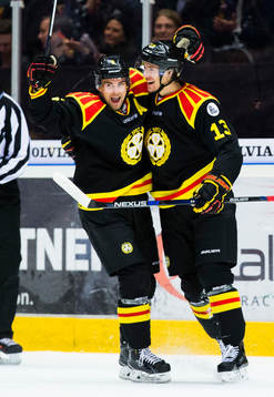 Brynäs Lukas Kilström och Sondre Olden jublar