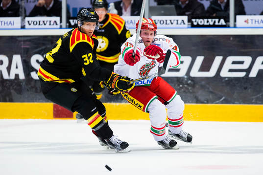 Brynäs Nick Johnson i kamp om pucken med Modos Kristian