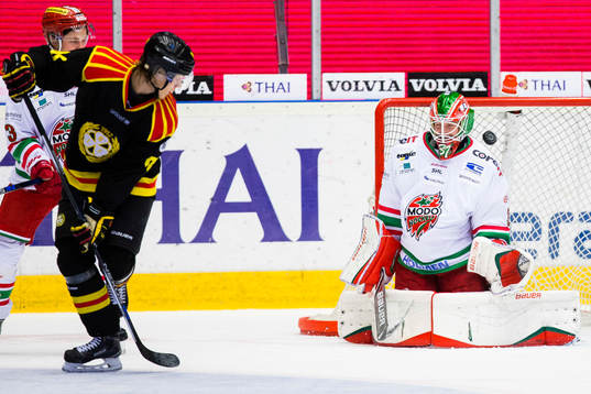 Brynäs Oskar Lindblom styr pucken över Modos målvakt