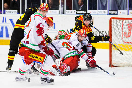 Brynäs Greg Scott trycker sin in bakom Modos målvakt Adam